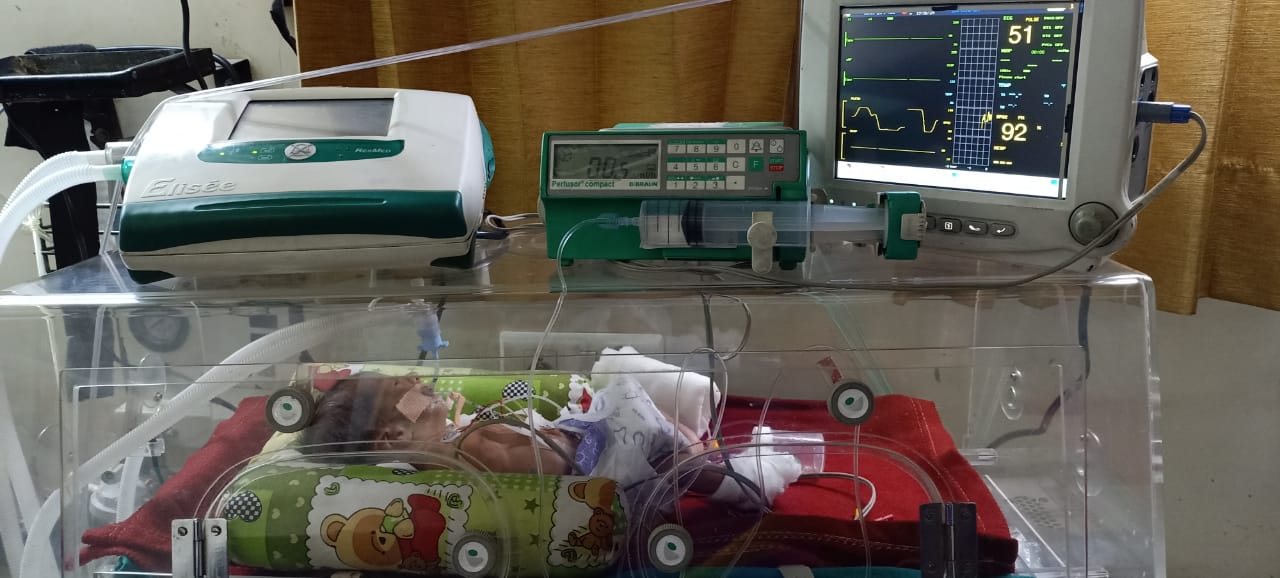 premature baby on incubator (8)