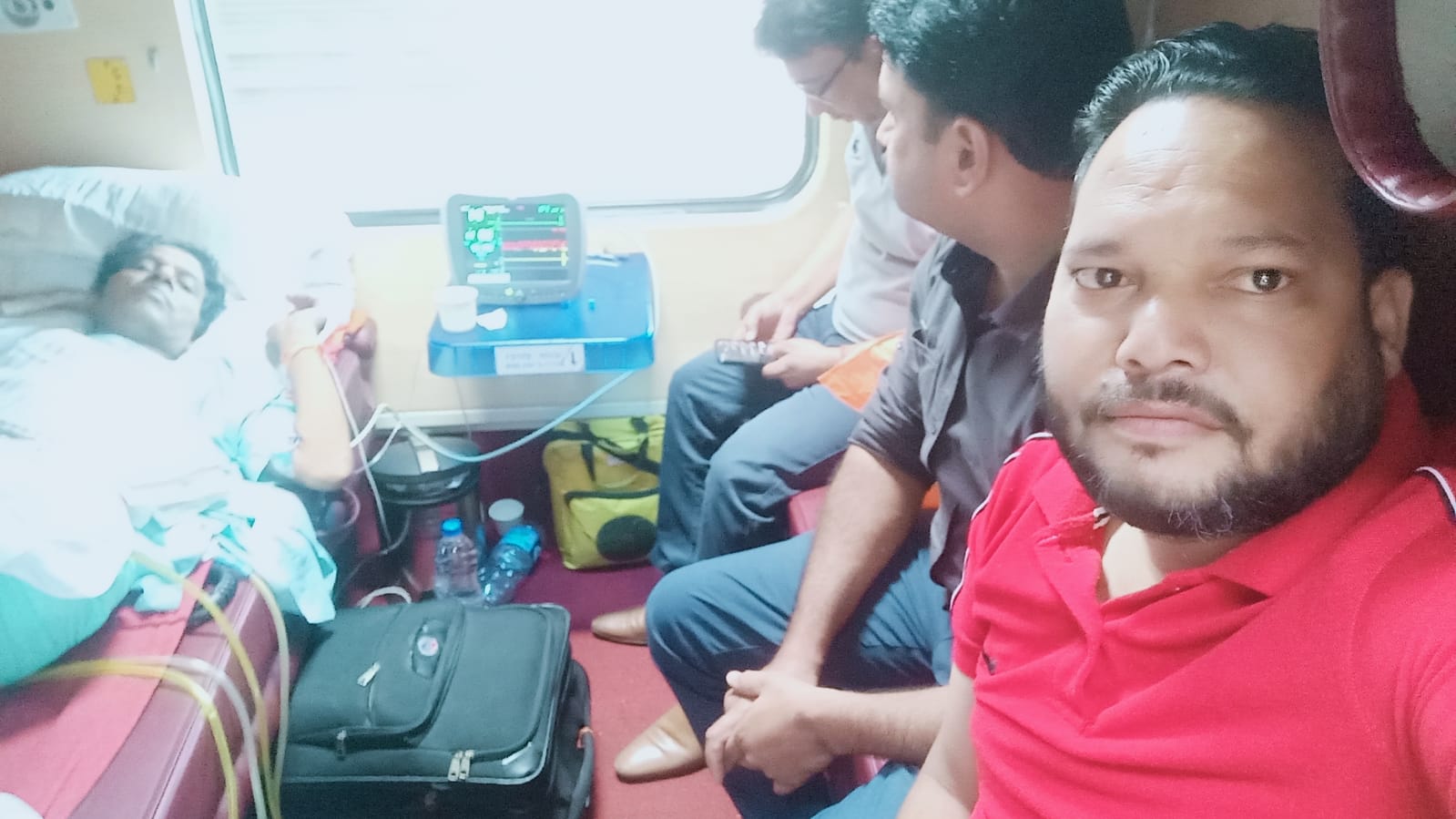 Lifesavers rail ambulance from delhi to mumbai (5)