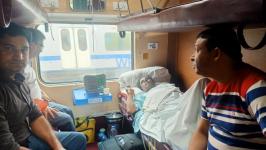 Lifesavers-rail-ambulance-from-delhi-to-mumbai-3