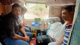Lifesavers-rail-ambulance-from-delhi-to-mumbai-4